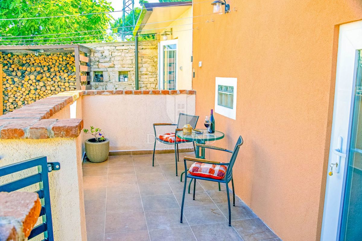 Due case a Vinkuran con un appartamento ristrutturato e vista mare.