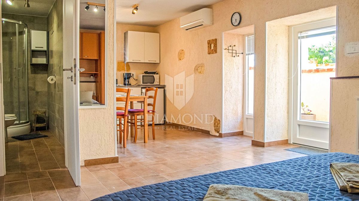 Due case a Vinkuran con un appartamento ristrutturato e vista mare.