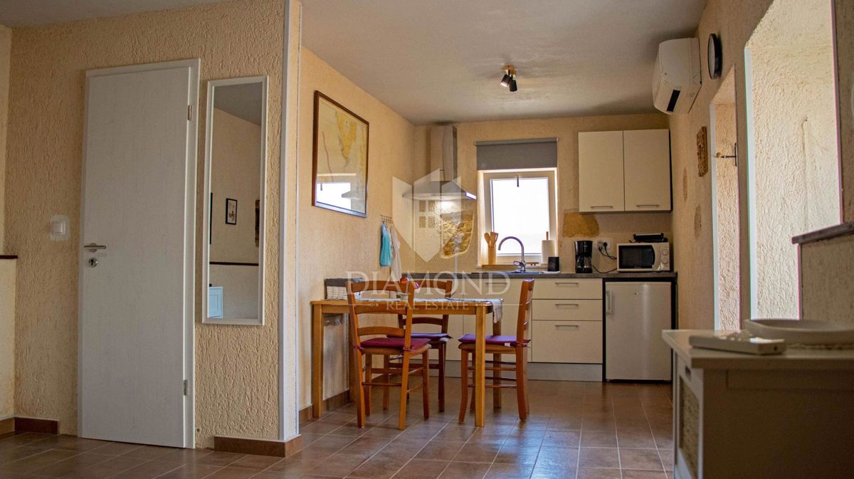 Due case a Vinkuran con un appartamento ristrutturato e vista mare.