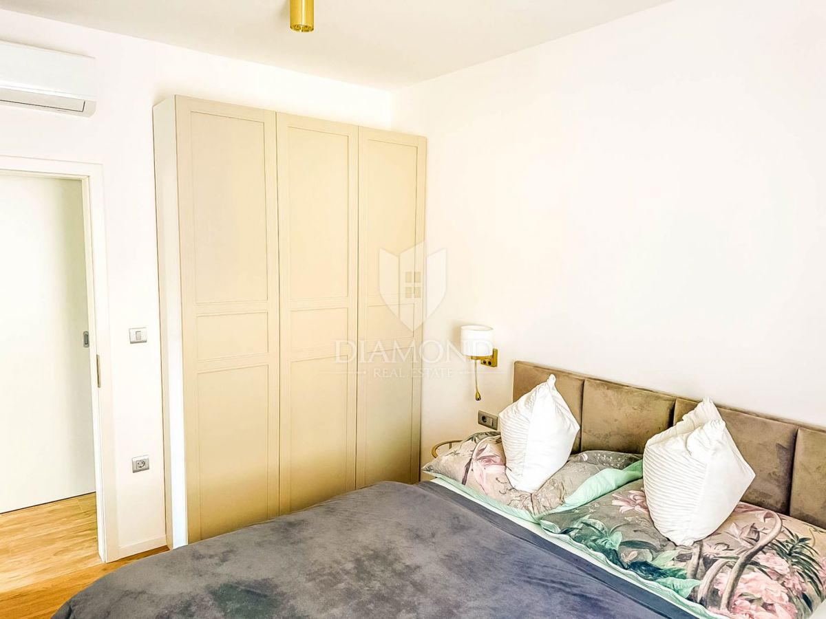 Appartamento al piano terra con piscina privata e giardino.