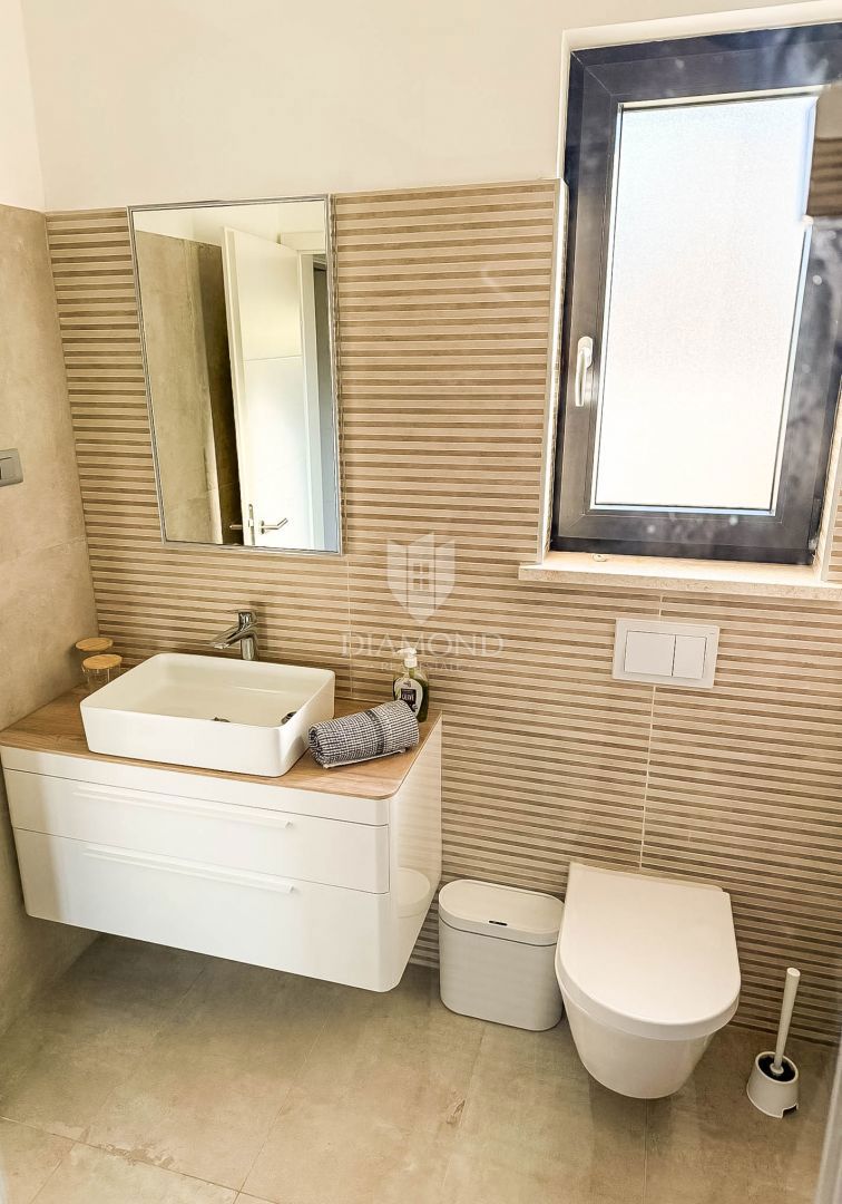 Appartamento al piano terra con piscina privata e giardino.