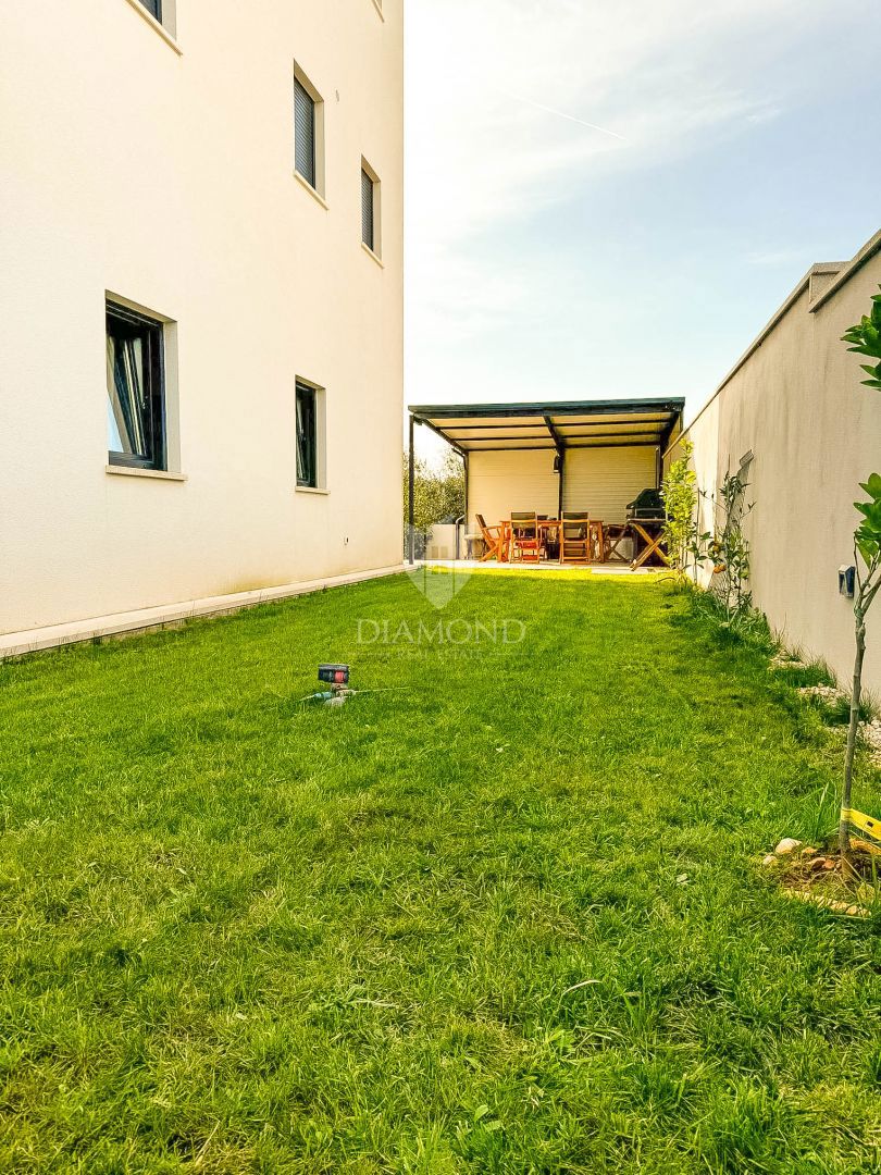 Appartamento al piano terra con piscina privata e giardino.