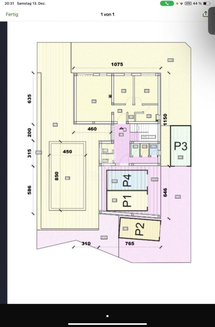 Appartamento al piano terra con piscina privata e giardino.