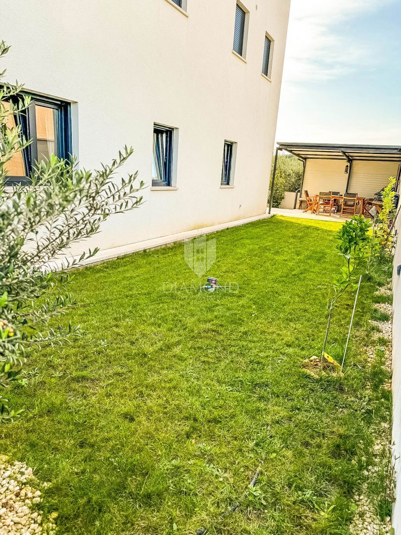 Appartamento al piano terra con piscina privata e giardino.