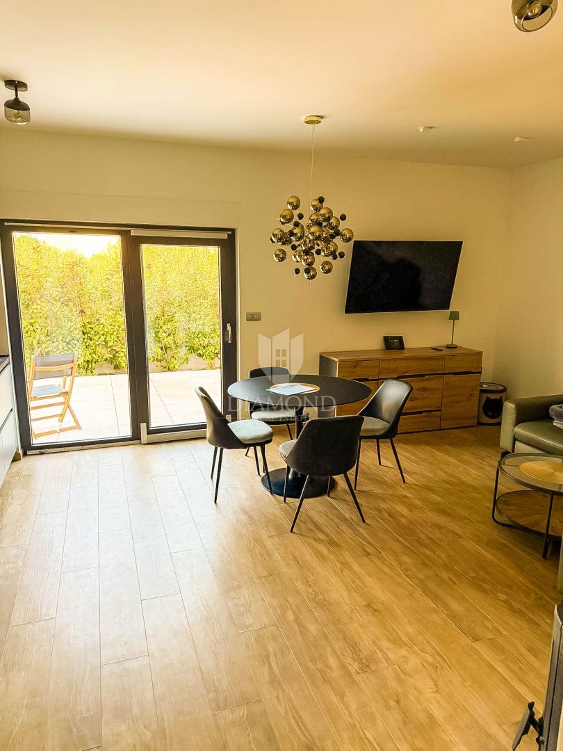 Appartamento al piano terra con piscina privata e giardino.