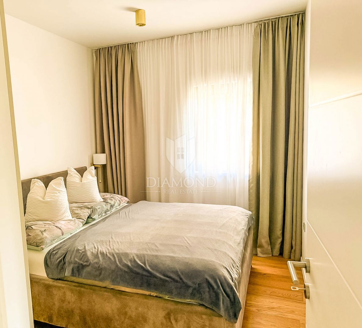 Appartamento al piano terra con piscina privata e giardino.