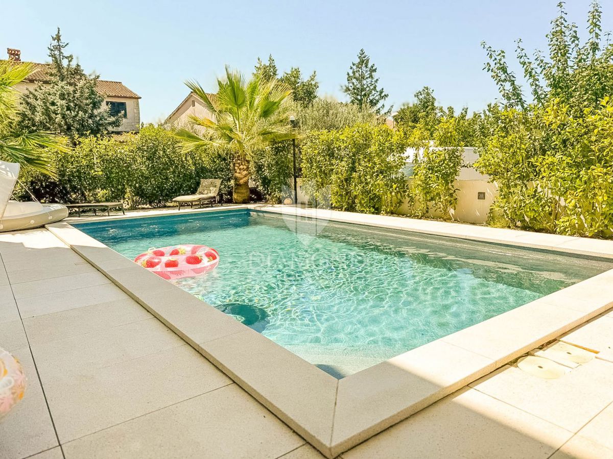 Appartamento al piano terra con piscina privata e giardino.