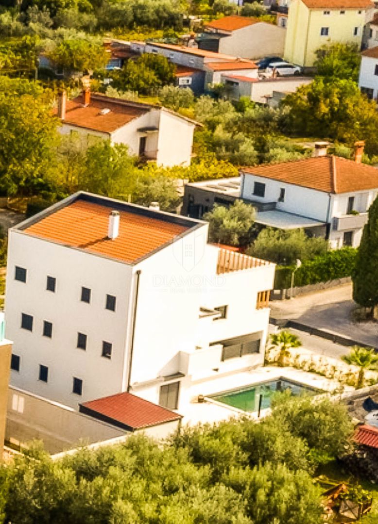 Appartamento al piano terra con piscina privata e giardino.