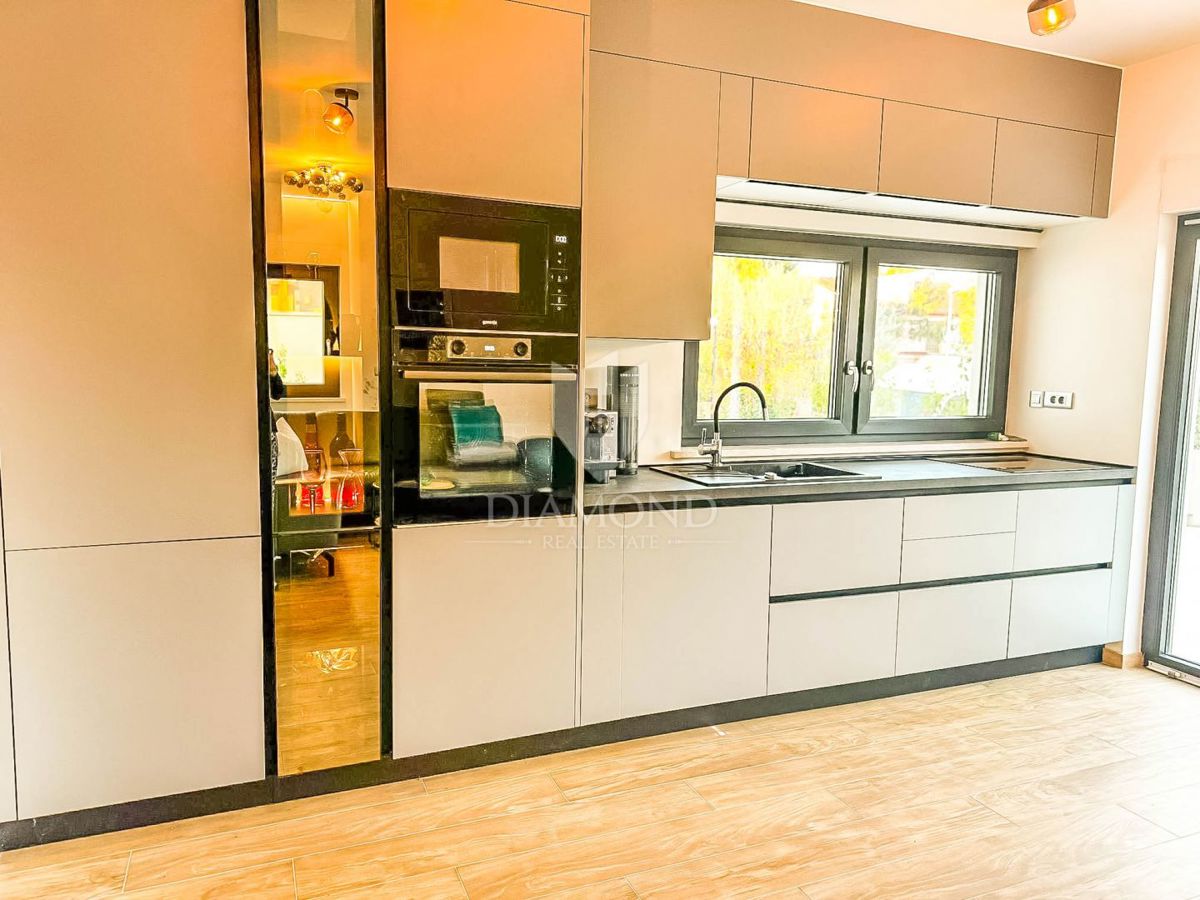 Appartamento al piano terra con piscina privata e giardino.