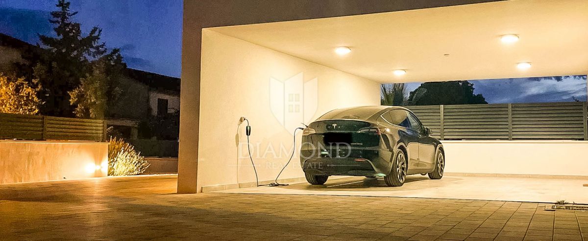 Appartamento al piano terra con piscina privata e giardino.