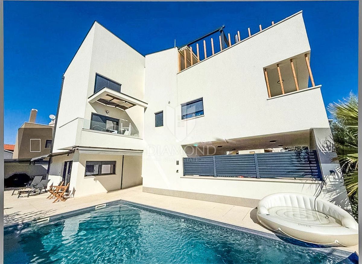 Appartamento al piano terra con piscina privata e giardino.