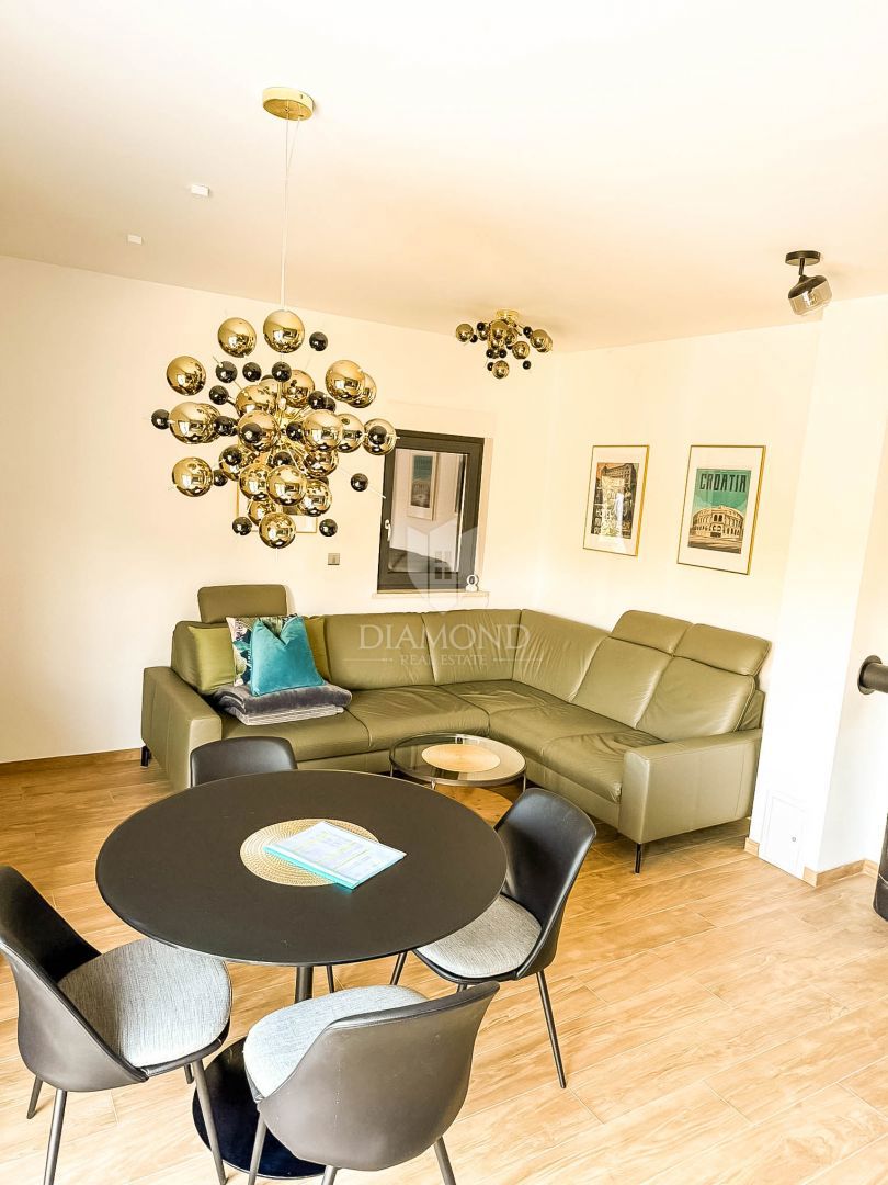 Appartamento al piano terra con piscina privata e giardino.