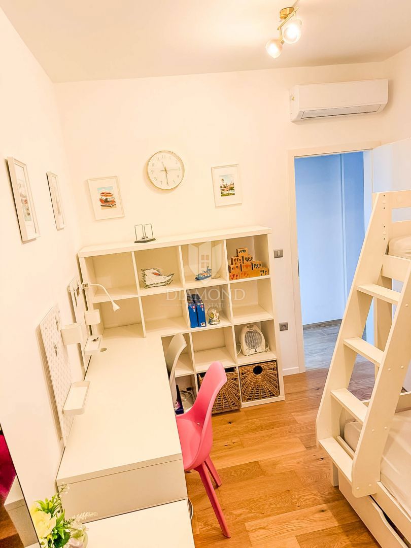 Appartamento al piano terra con piscina privata e giardino.