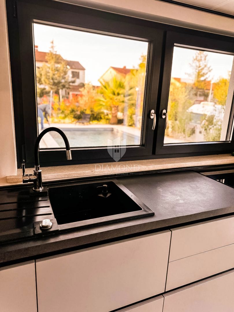 Appartamento al piano terra con piscina privata e giardino.