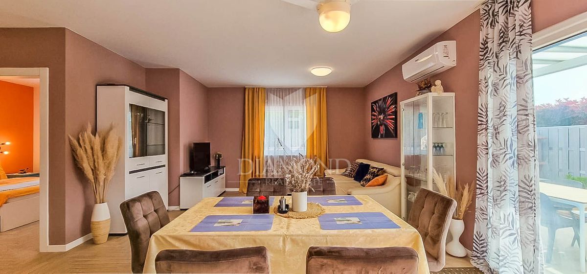 Novigrad, dintorni, splendida casa a un piano con piscina!