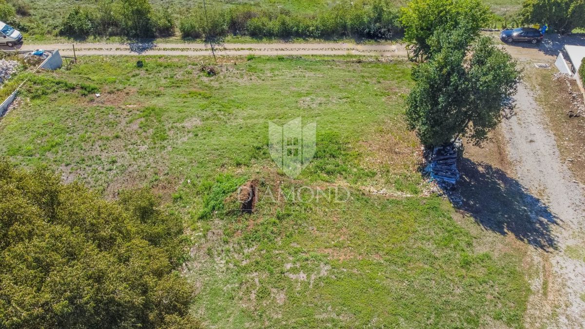 Cittanova, dintorni! Terreno con un progetto per costruire un ristorante e 5 appartamenti!
