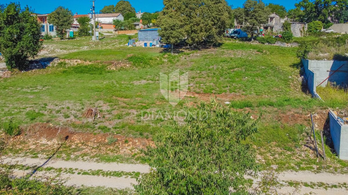 Cittanova, dintorni! Terreno con un progetto per costruire un ristorante e 5 appartamenti!