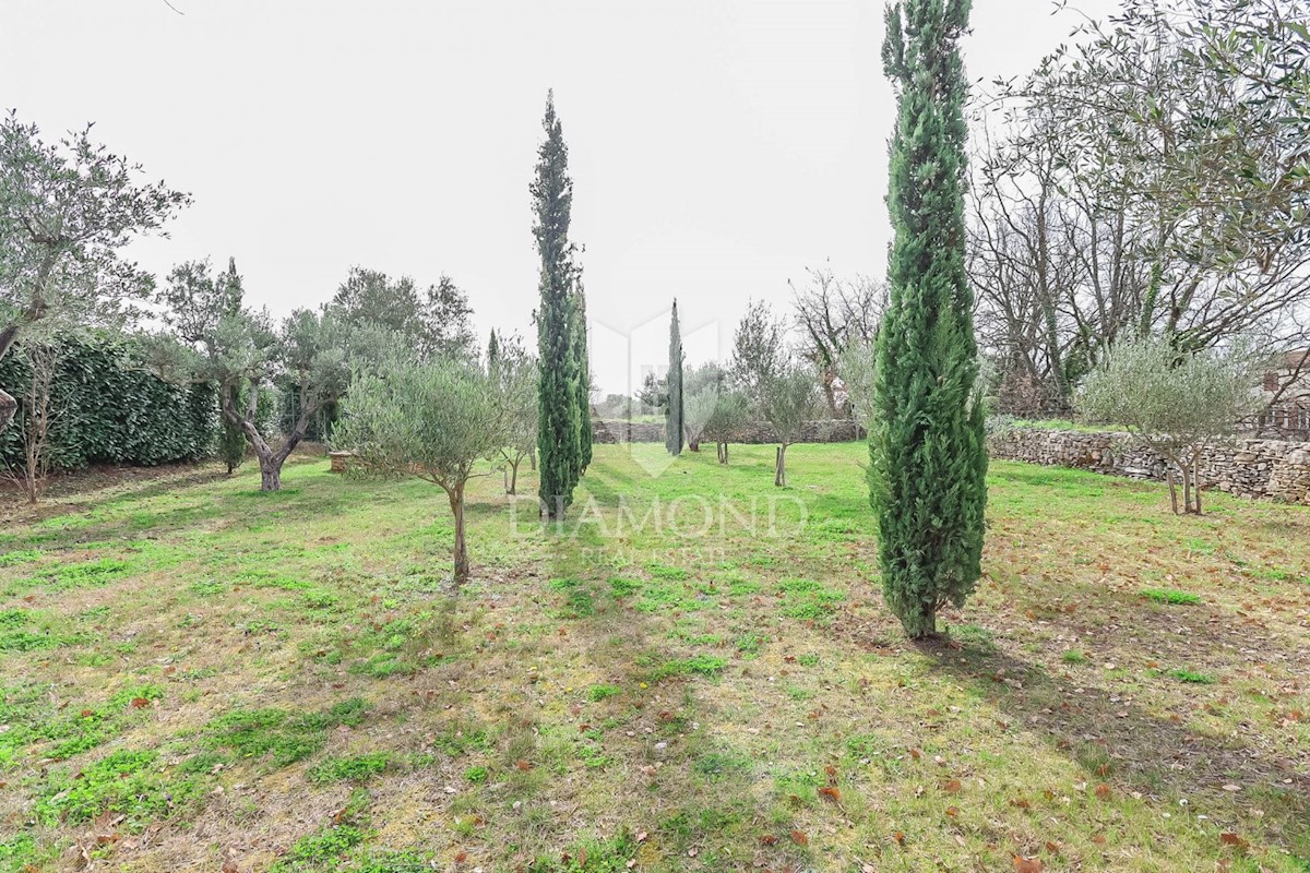 Un'imponente villa in pietra su un ampio giardino