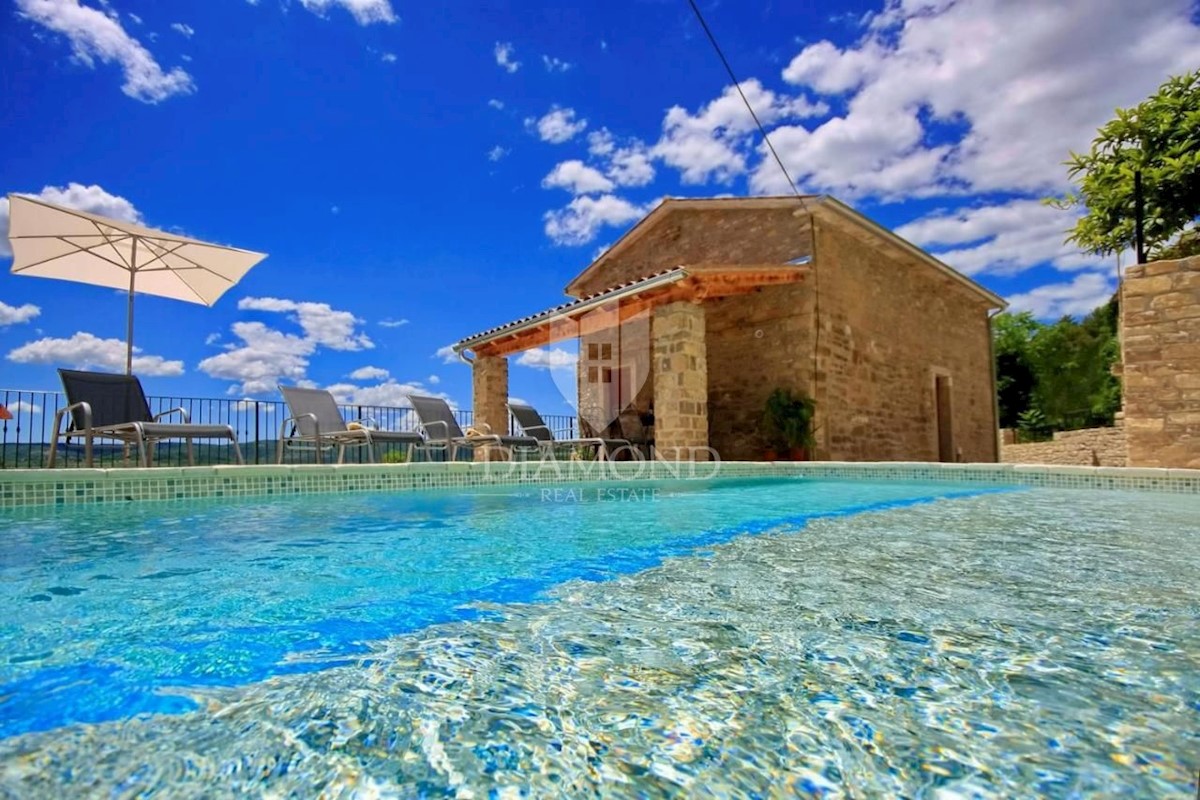 Dintorni di Oprtalj, villa con piscina in una posizione tranquilla