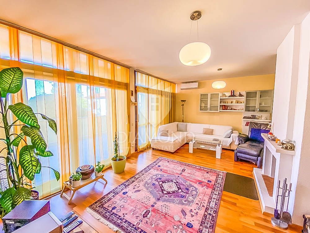 Zona Pula, casa con bel giardino e vista mare
