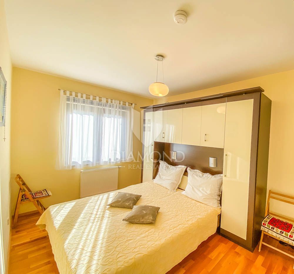 Zona Pula, casa con bel giardino e vista mare
