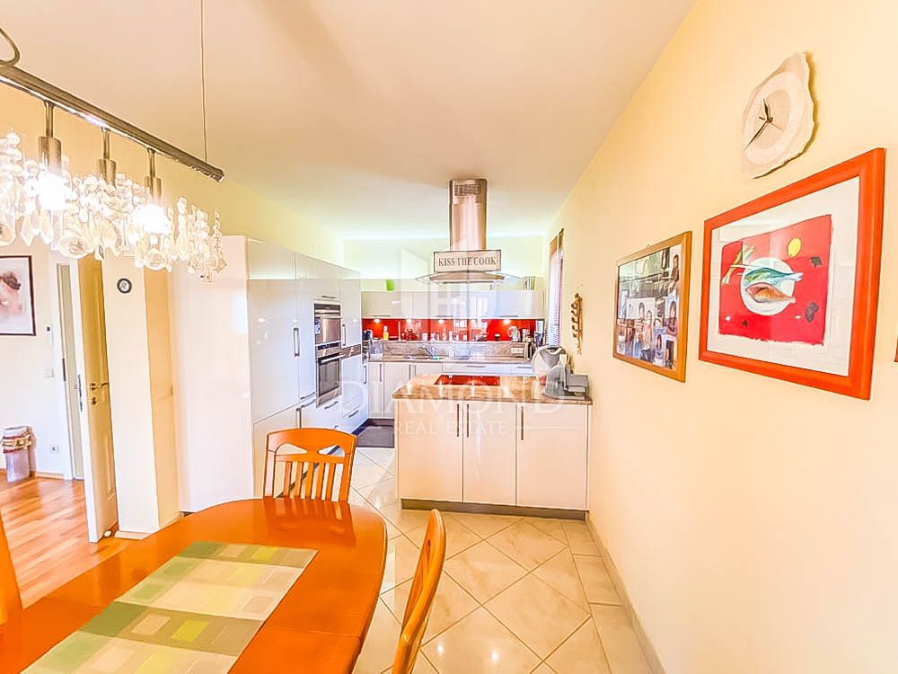 Zona Pula, casa con bel giardino e vista mare