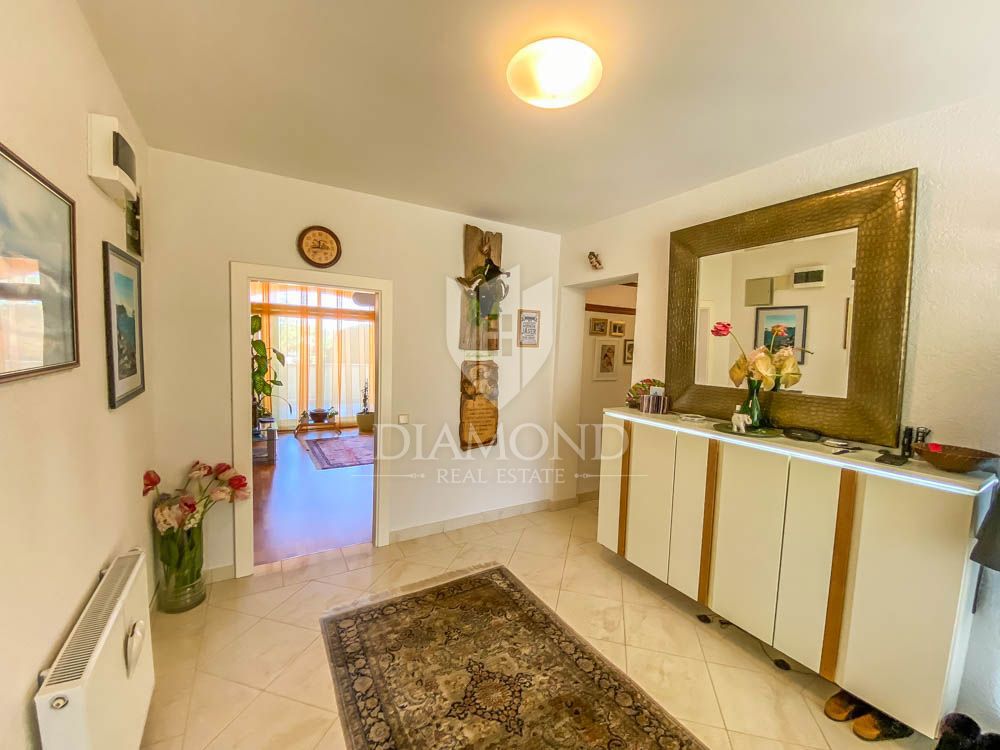 Zona Pula, casa con bel giardino e vista mare