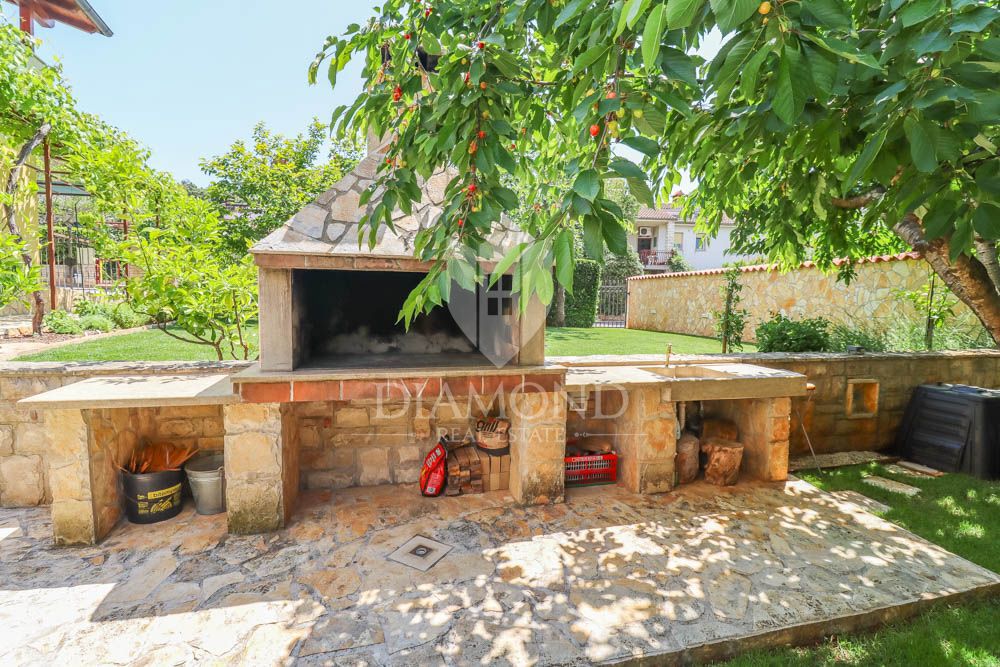 Zona Pula, casa con bel giardino e vista mare
