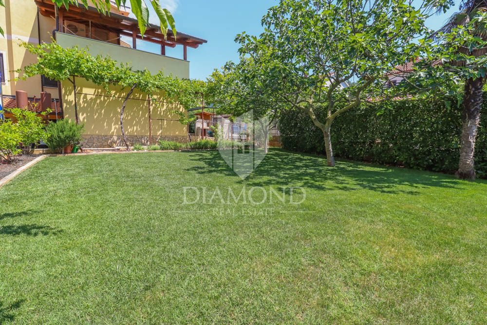 Zona Pula, casa con bel giardino e vista mare