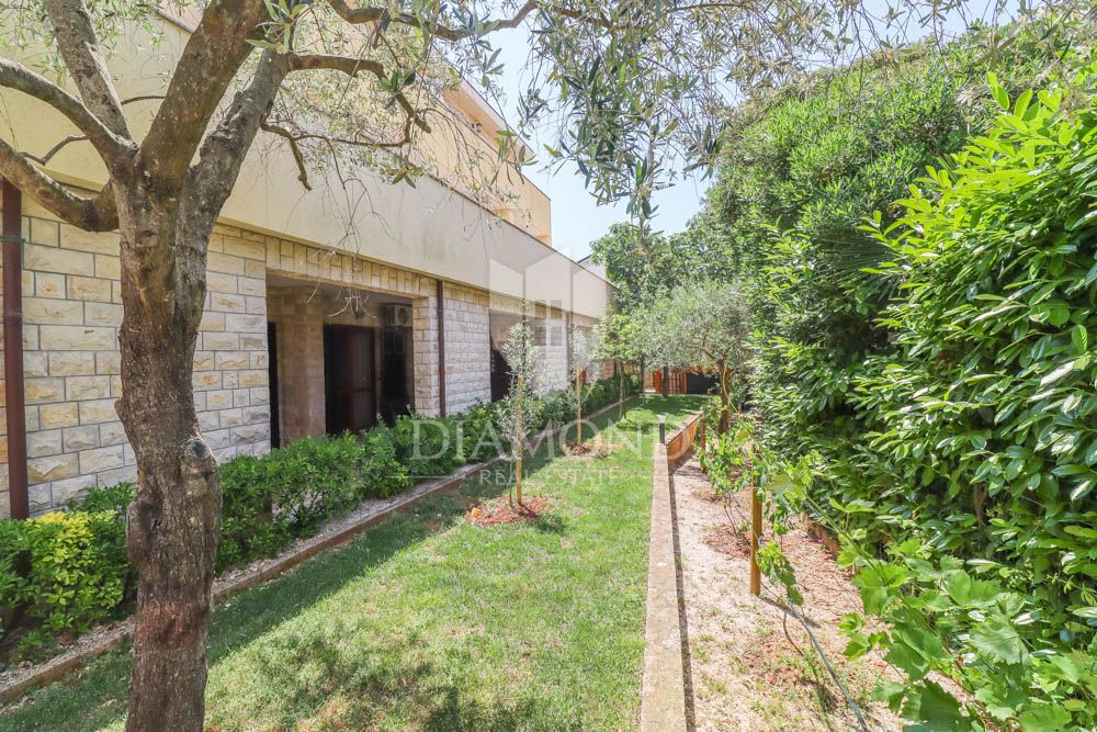 Zona Pula, casa con bel giardino e vista mare