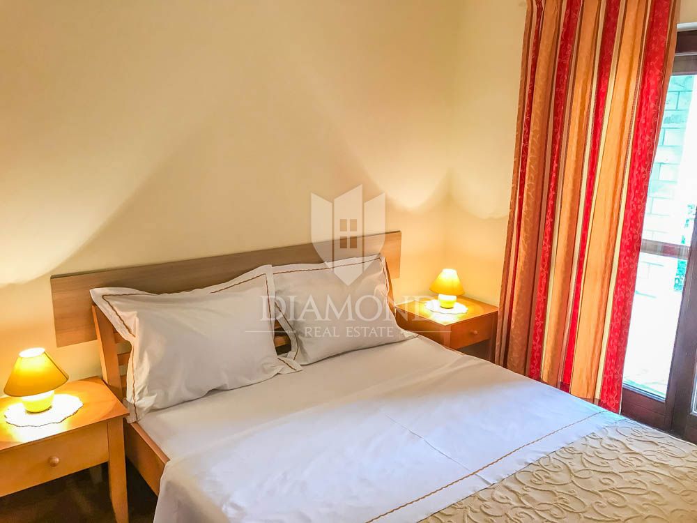 Zona Pula, casa con bel giardino e vista mare