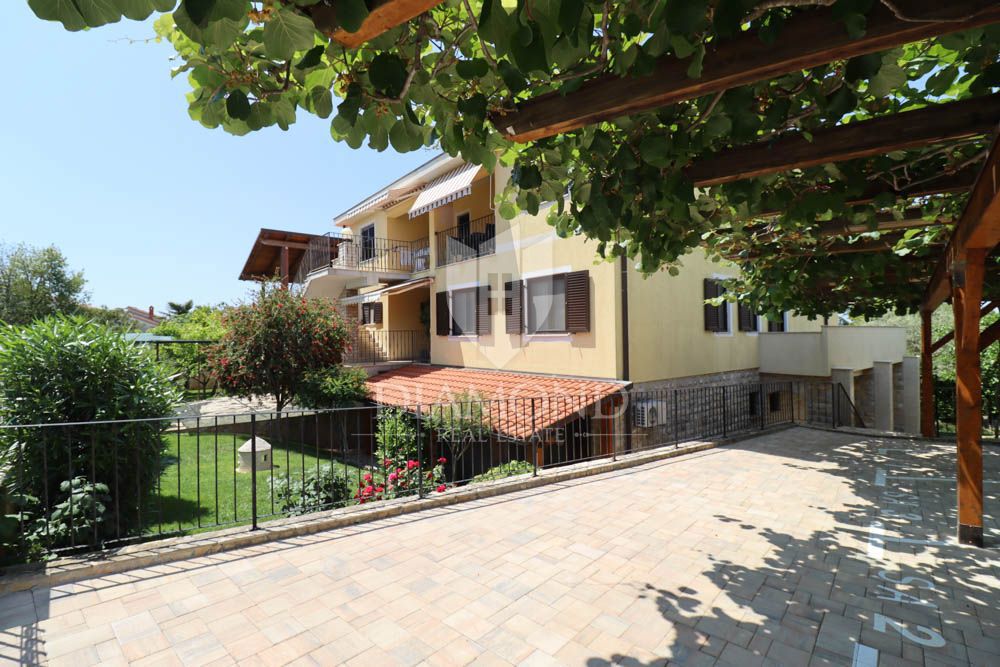 Zona Pula, casa con bel giardino e vista mare