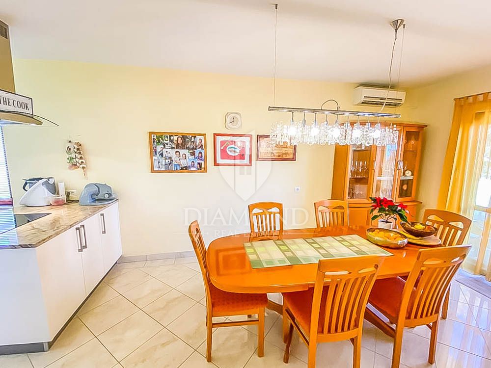 Zona Pula, casa con bel giardino e vista mare