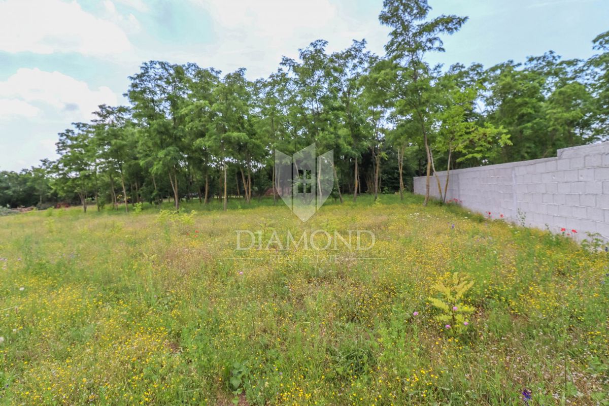 Kanfanar, dintorni, terreno in posizione tranquilla