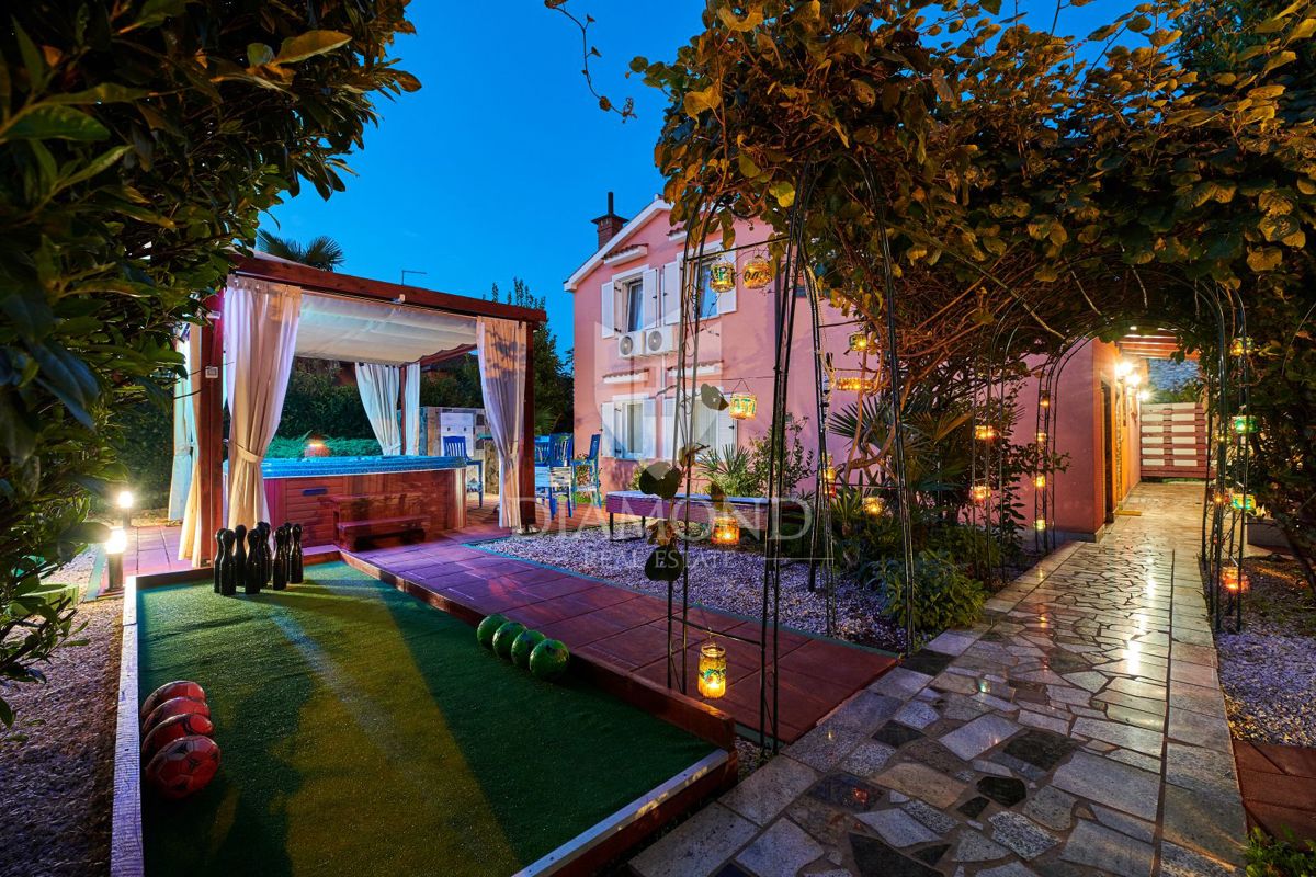 Umago, dintorni! Grande casa con piscina e jacuzzi!