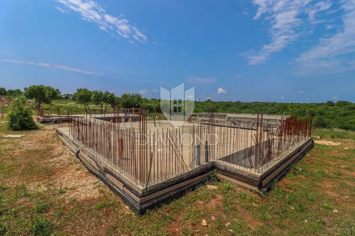 Valle, terreno con iniziata la costruzione di una villa di lusso