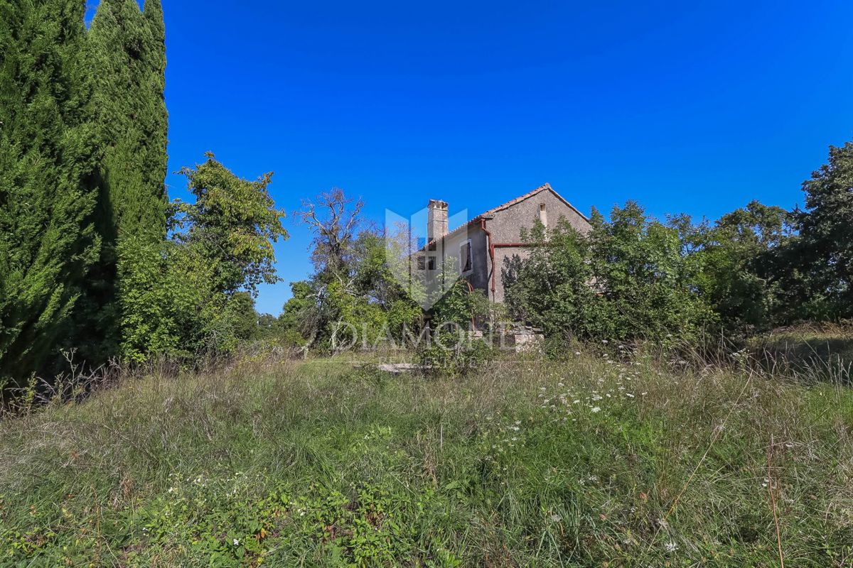 Gimino, dintorni, casa su un ampio terreno in una zona appartata