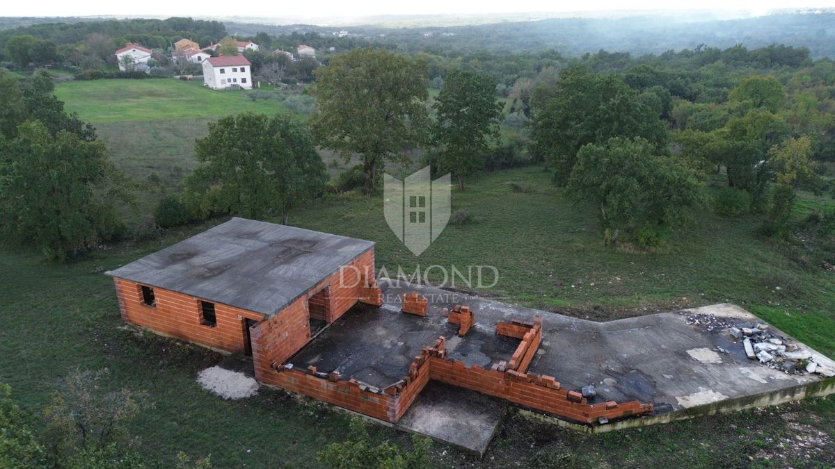 Barban, terreno edificabile con la costruzione dell'edificio iniziata