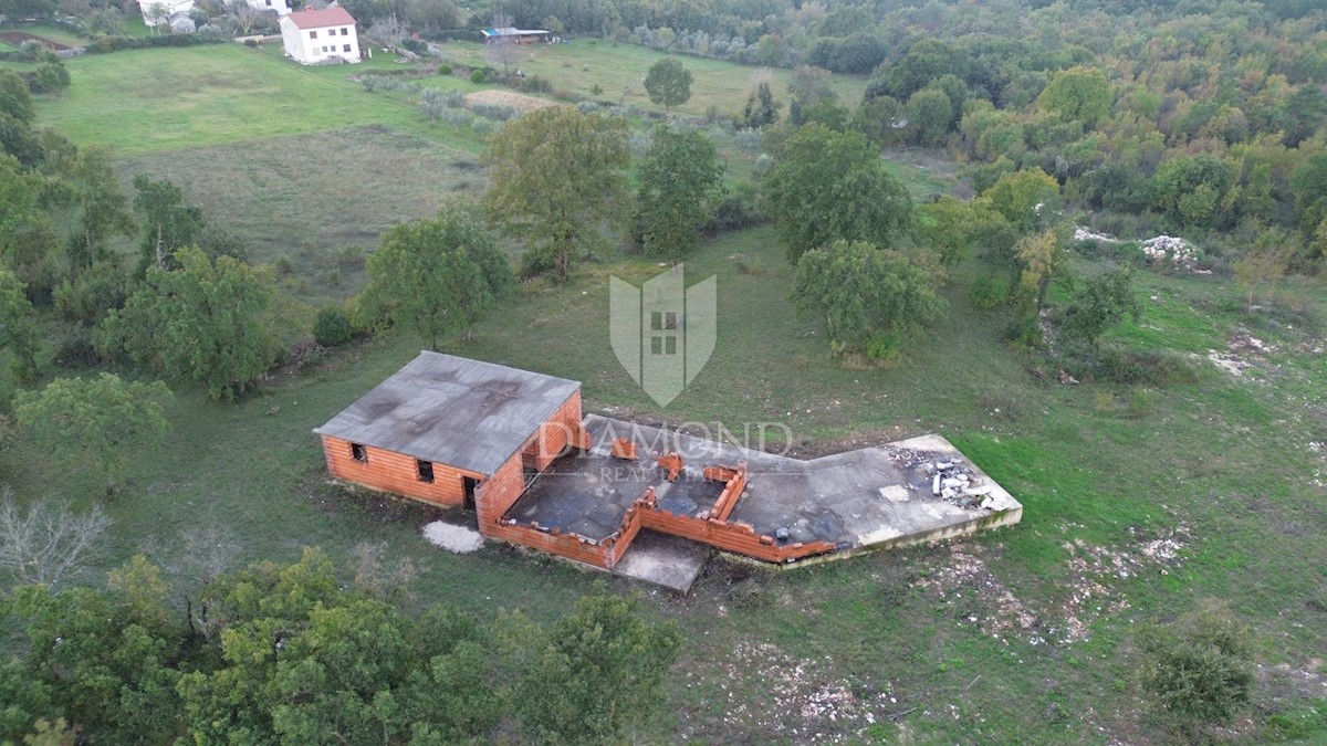 Barban, terreno edificabile con la costruzione dell'edificio iniziata