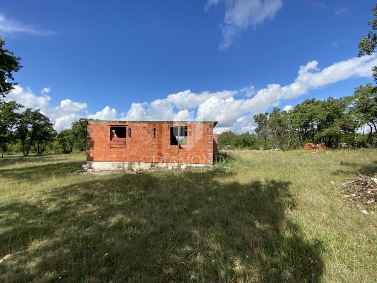 Barban, terreno edificabile con la costruzione dell'edificio iniziata