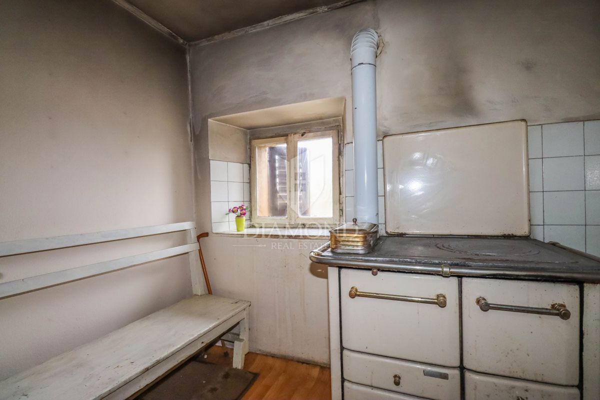 Gimino, dintorni, due case in pietra in un posto tranquillo