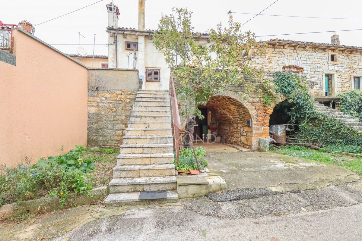 Gimino, dintorni, due case in pietra in un posto tranquillo