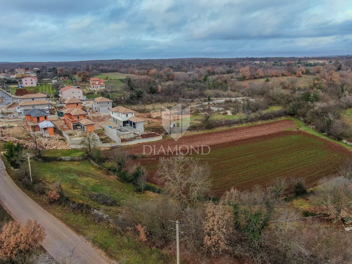 Svetvinčenat, dintorni, terreno ai margini del villaggio