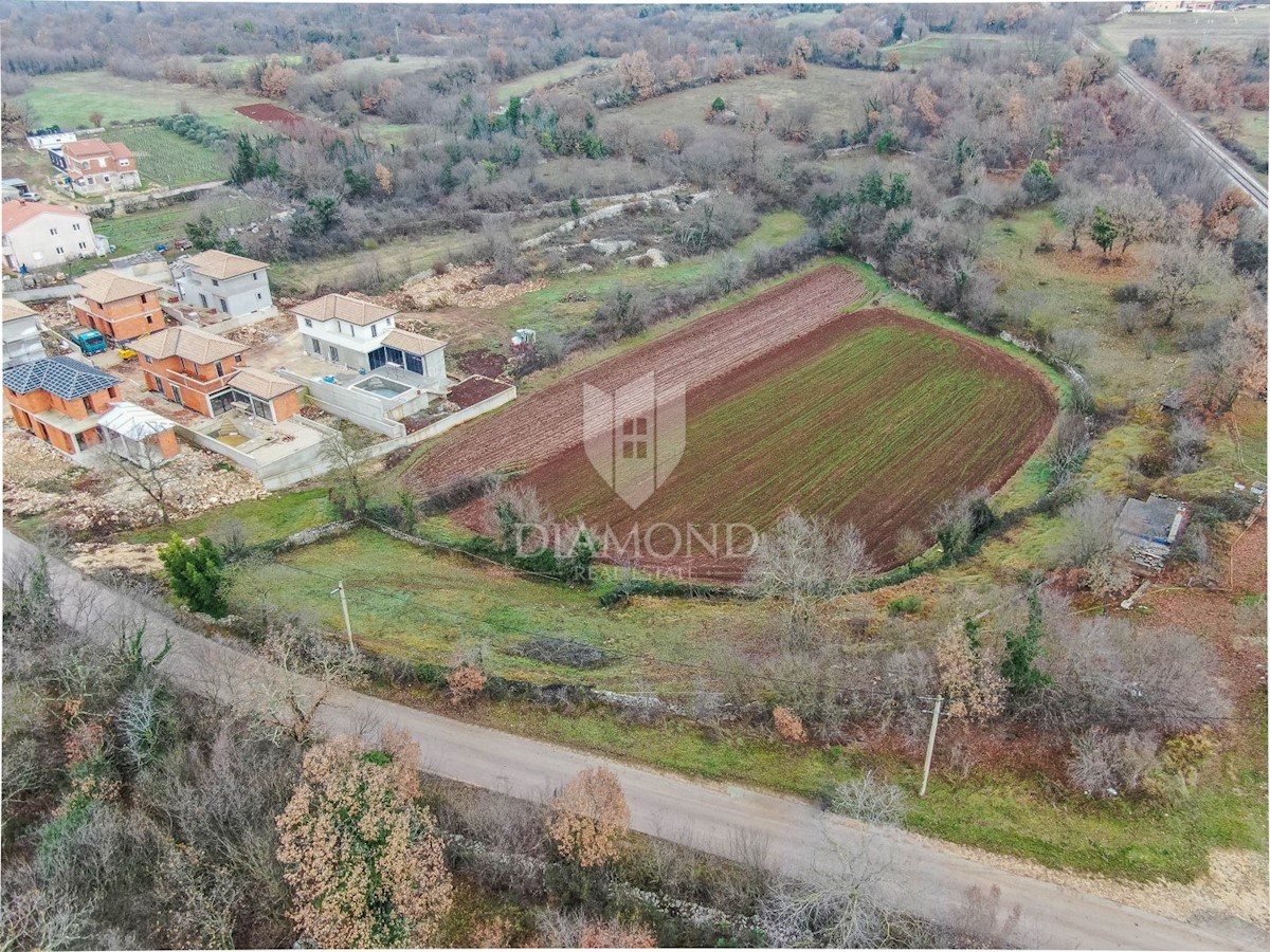 Svetvinčenat, dintorni, terreno ai margini del villaggio