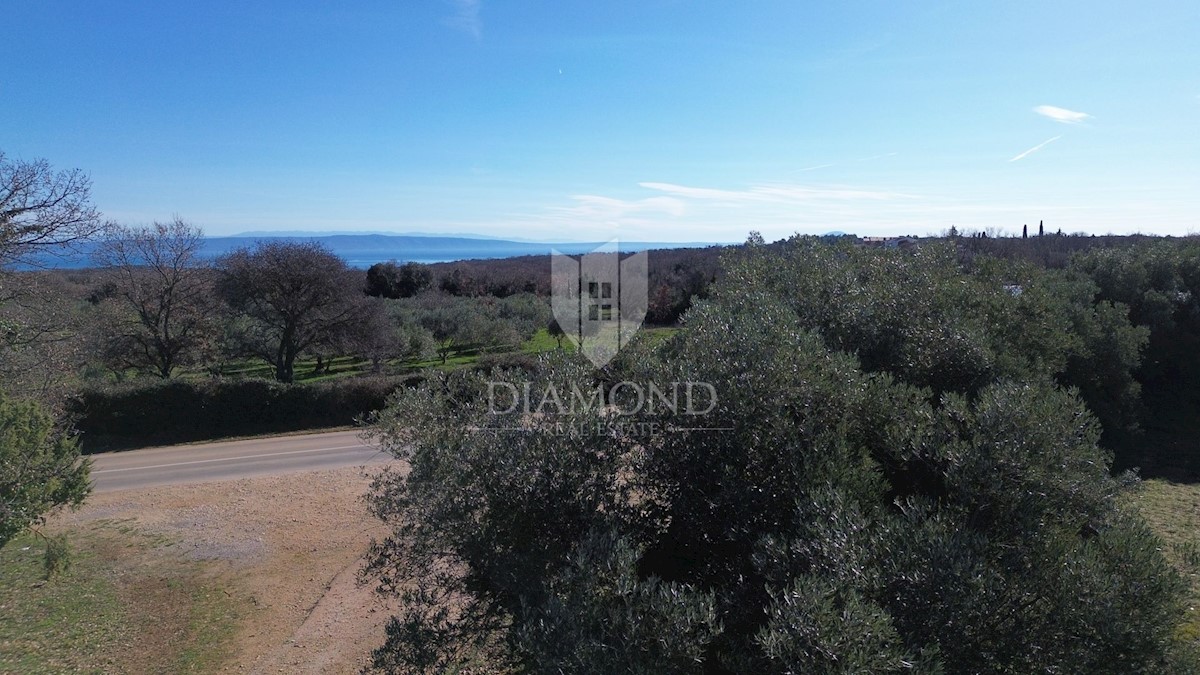 Marčana, bel terreno con vista sul mare 