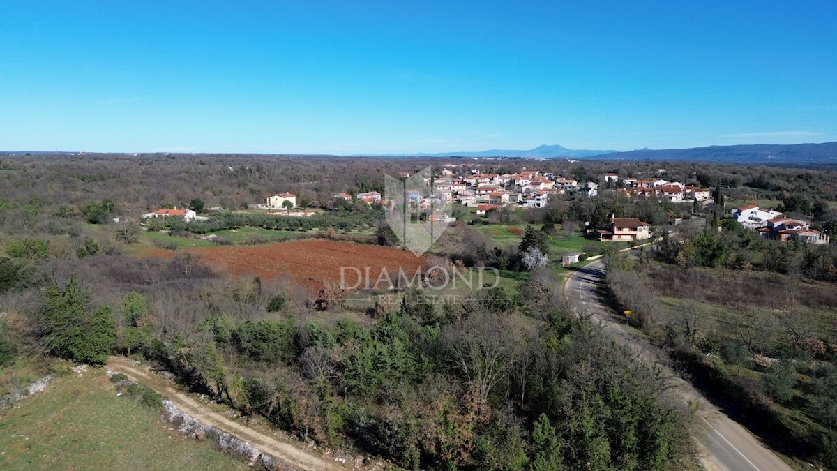 Marčana, bel terreno con vista sul mare 