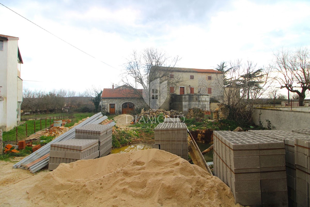 Visignano, casa in pietra ristrutturata in un idilliaco borgo istriano 