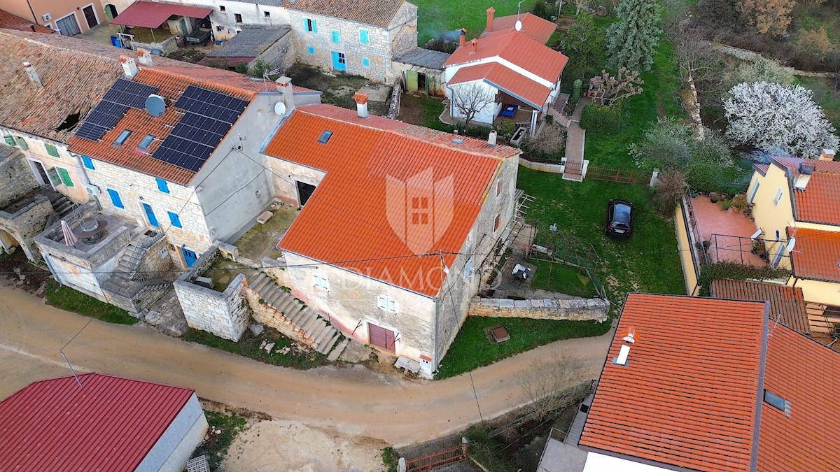 Visignano, casa in pietra ristrutturata in un idilliaco borgo istriano 