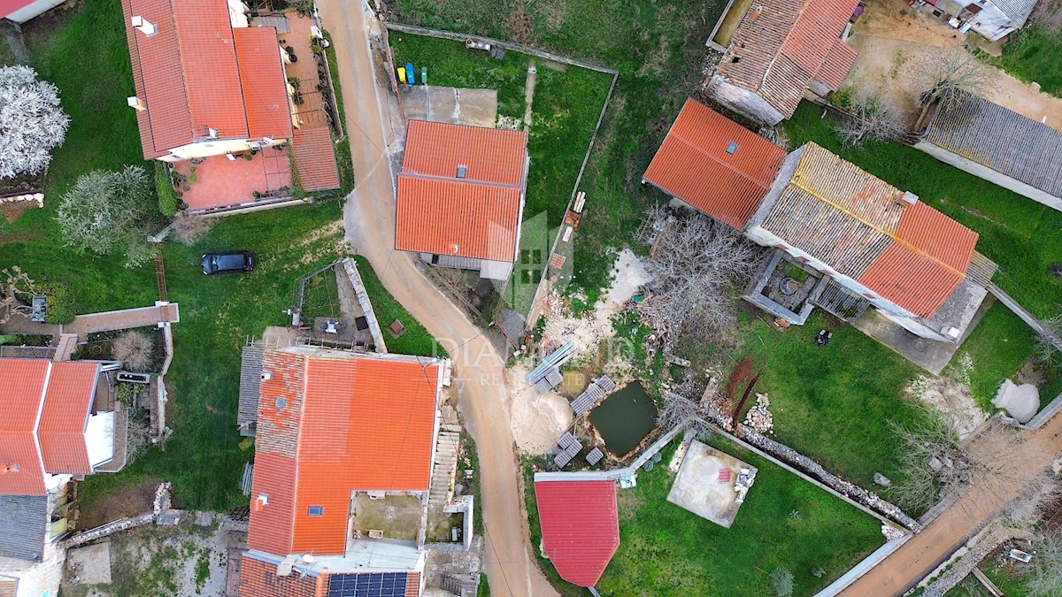 Visignano, casa in pietra ristrutturata in un idilliaco borgo istriano 