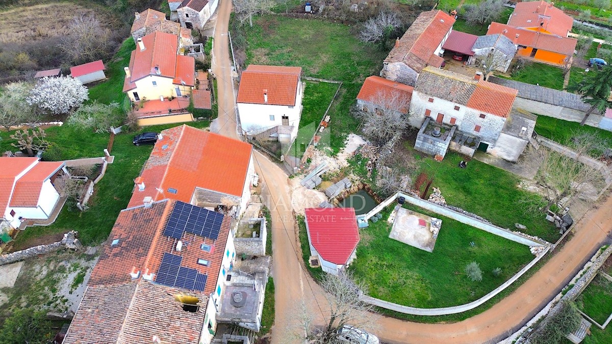 Visignano, casa in pietra ristrutturata in un idilliaco borgo istriano 